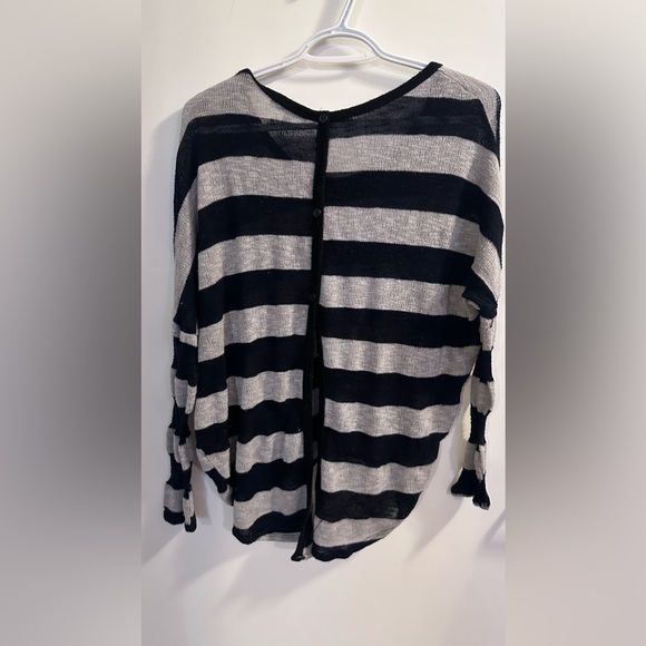 Women’s Moamoa over size long sleeve, button up back. Size large - Picture 3 of 3